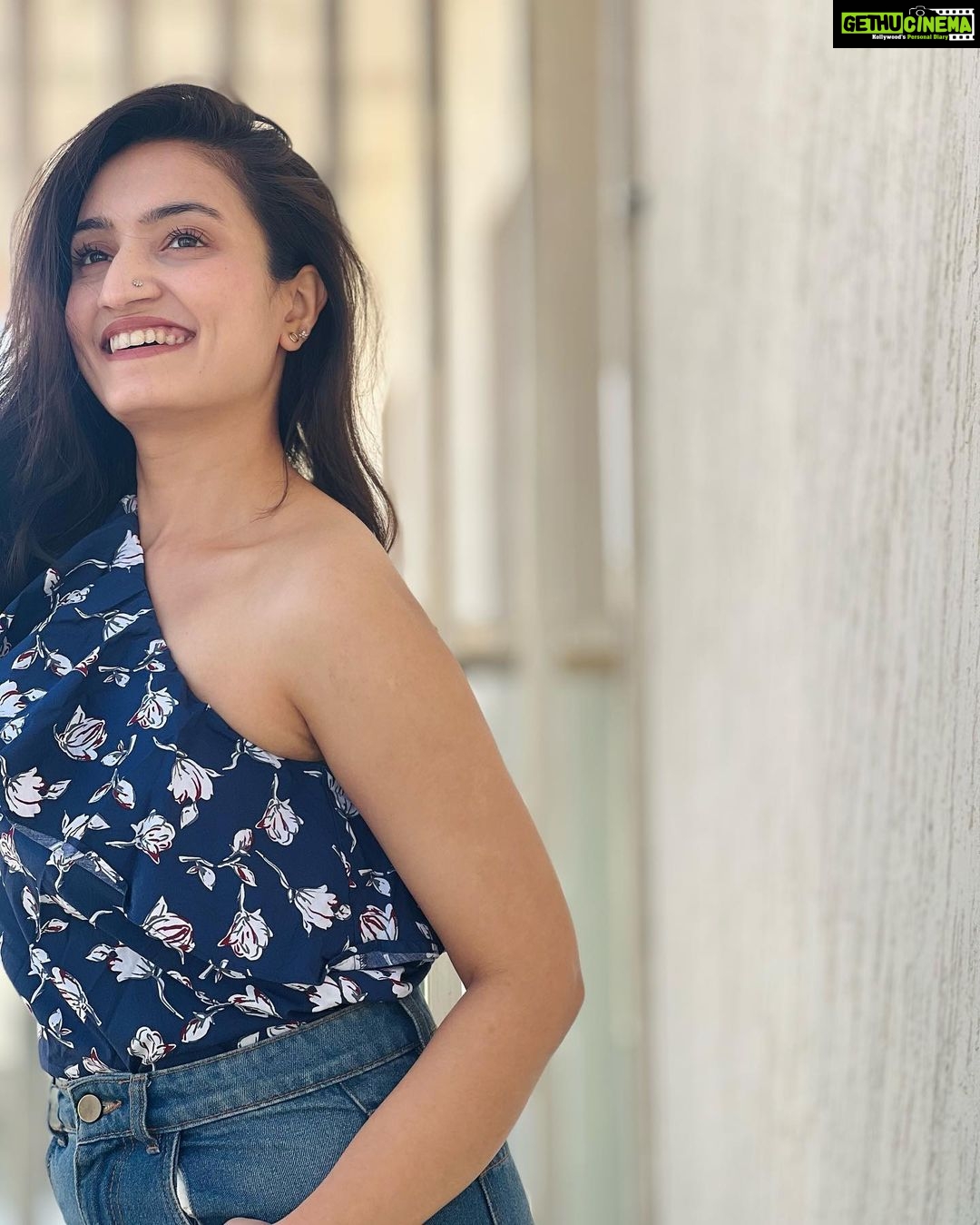 Vaishnavi Gowda Instagram - Friday feeling 🪁💙