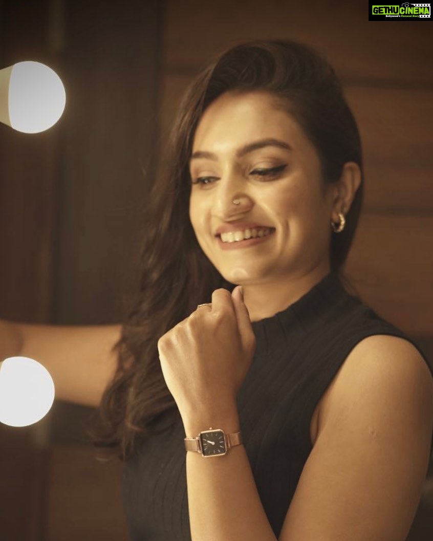 Vaishnavi Gowda Instagram - POV: my Santa is me ✨ Spoiled myself with @danielwellington without any guilt as they are offering up to 30% off on all products and an additional 15% off when you use my code ‘VAISHNAVIXDW’