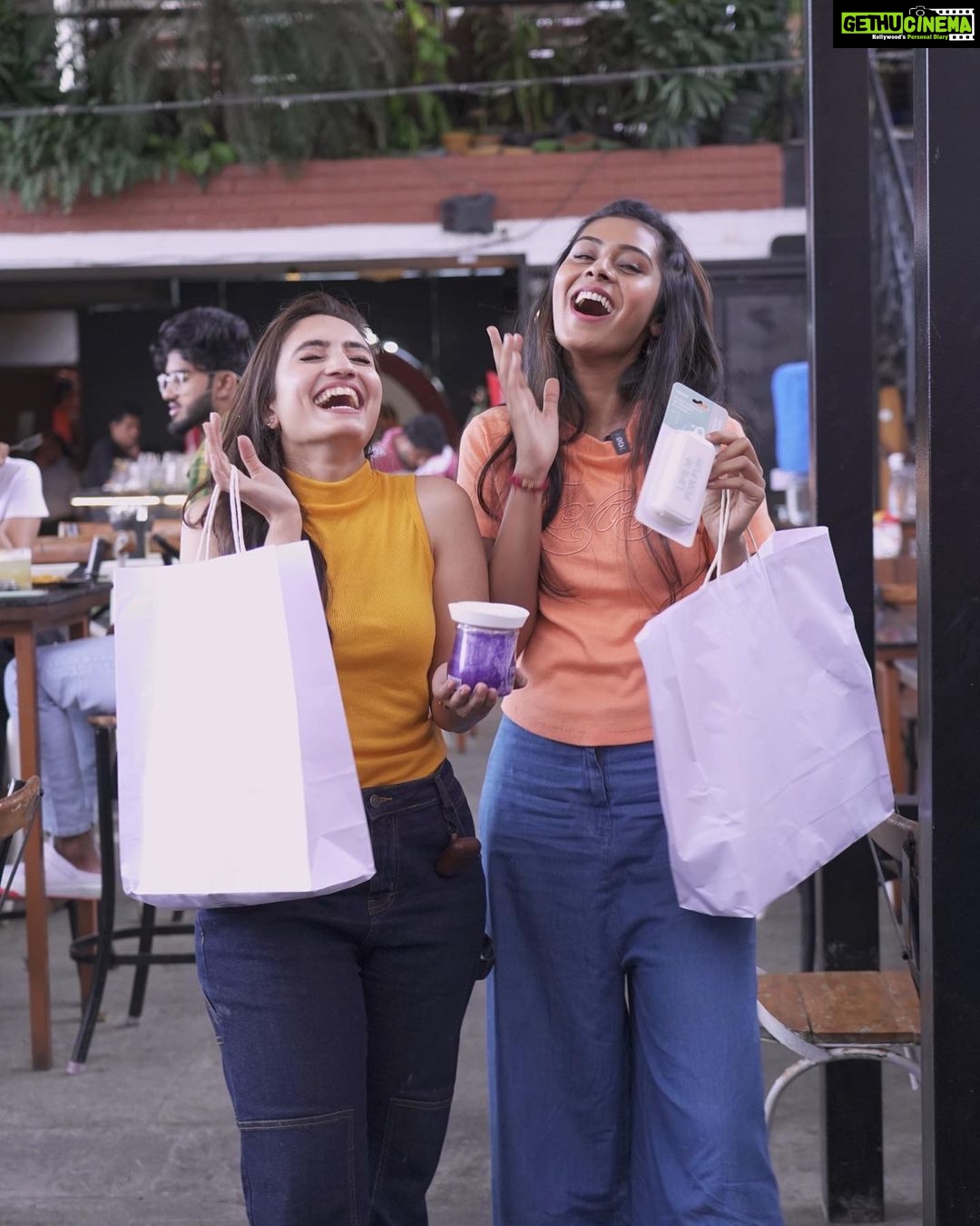 Vaishnavi Gowda Instagram - Never a dull moment when i’m around 😜 You’re welcome! @_ishitavarsha_ love you too 😅 PS - if u haven’t watched our video yet head to our respective YouTube channels and watch ! 😃 #jeevadagelathi #ondegoodinahakkugalu 😁