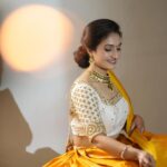 Vaishnavi Gowda Instagram - How bright and lovely this yellow is 💛 PS - I was talking about me 🤪 Outfit- @rentyourlook_by_chandangowda 📸- @pixel_pilot_ Jewellery- @rentmyjewels