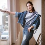 Vaishnavi Gowda Instagram - Just me and my torn jean 😉 📸- @pkstudiophotography