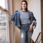 Vaishnavi Gowda Instagram - Just me and my torn jean 😉 📸- @pkstudiophotography