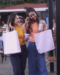 Vaishnavi Gowda Instagram - Never a dull moment when i’m around 😜 You’re welcome! @_ishitavarsha_ love you too 😅 PS - if u haven’t watched our video yet head to our respective YouTube channels and watch ! 😃 #jeevadagelathi #ondegoodinahakkugalu 😁