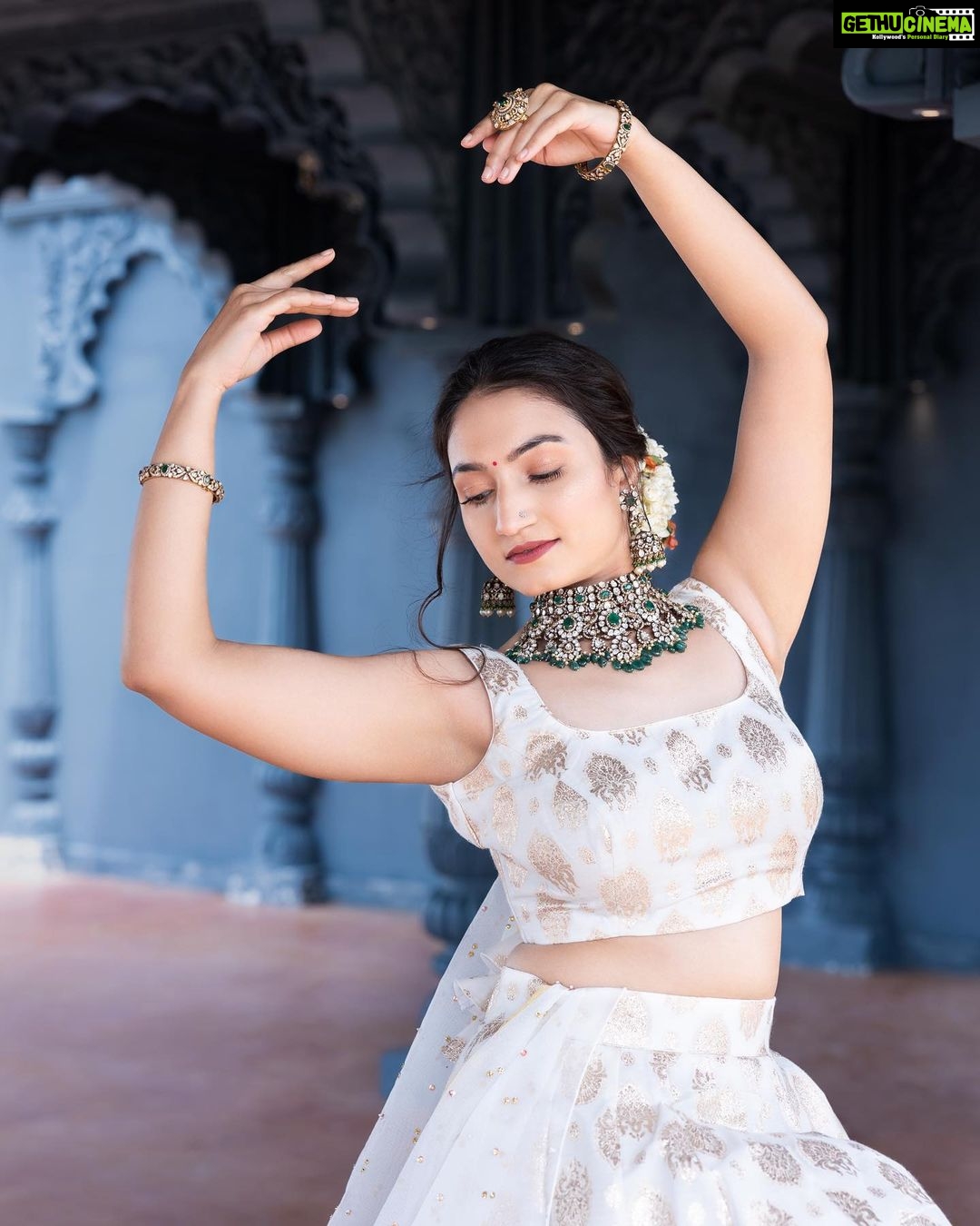 Vaishnavi Gowda Instagram - May this festival bring a lot of happy moments, good health and prosperity ☀️✨❤️ MUAH - @artistryby_priyankaharish Designer - @anthariya Jewels - @aabushanjewellery1941 Photography- @anusharamkaran