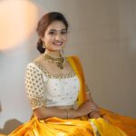 Vaishnavi Gowda Instagram - How bright and lovely this yellow is 💛 PS - I was talking about me 🤪 Outfit- @rentyourlook_by_chandangowda 📸- @pixel_pilot_ Jewellery- @rentmyjewels