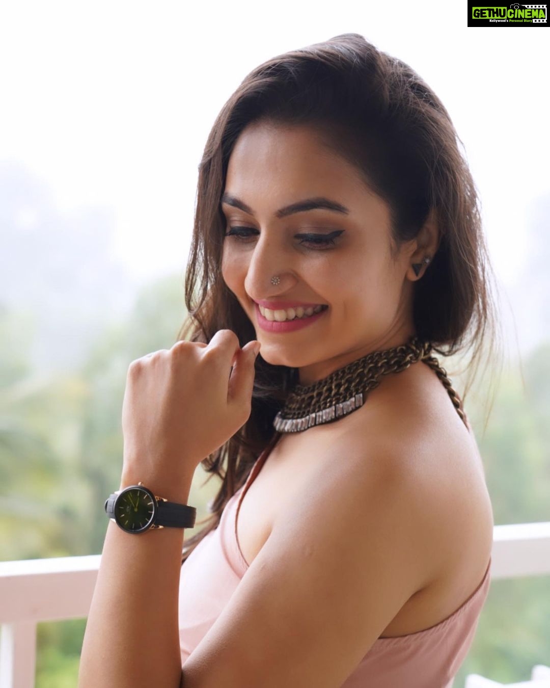 Vaishnavi Gowda Instagram - Elevate your look with the perfect pieces from @danielwellington ✨ Get 15% off by using my code “VAISHNAVIXDW” on www.danielwellington.com only. Happy shopping! #ad #danielwellington #dwindia