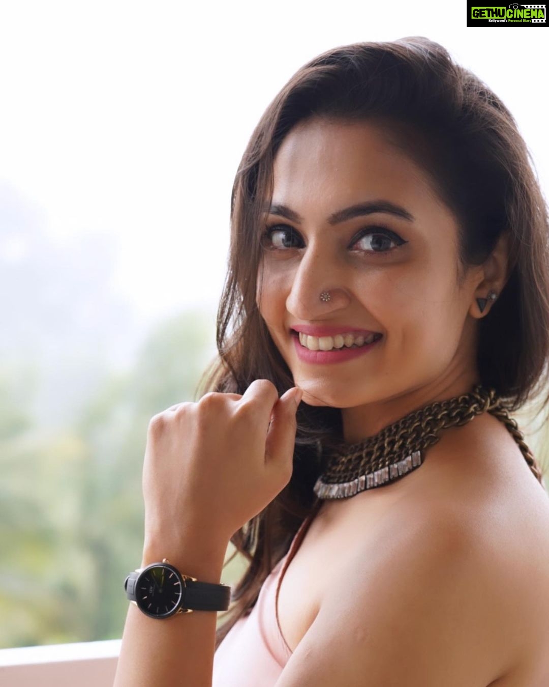 Vaishnavi Gowda Instagram - Elevate your look with the perfect pieces from @danielwellington ✨ Get 15% off by using my code “VAISHNAVIXDW” on www.danielwellington.com only. Happy shopping! #ad #danielwellington #dwindia