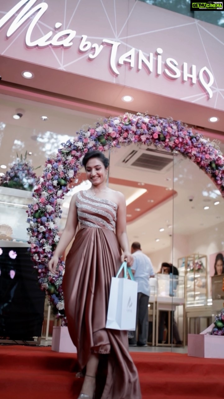 Vaishnavi Gowda Instagram - Finally it happened! Mia by Tanishq launched its latest store on BEL Road in Namma Bengaluru and I just couldn’t wait to go check out the stunning pieces! The stunning store and the versatile & breathtaking collections left me awestruck! It truly is my definition of CONTEMPORARY FASHION! I am so glad I got to witness the exciting store launch!🤩❤️ I had a gala time at the store, and I’m sure you will too. So, head to the all-new Mia by Tanishq store BEL Road, Bengaluru and prepare to get blinged using the exclusive launch offer of up to 25% off*! ✨💕 #Ad #MiabyTanishq #Mia #FestiveSeasonWithMia #DesignerJewellery#Tanishq #Jewellery #JewelleryDesign Outfit- @rentyourlook_by_chandangowda 🎥- @pkstudiophotography