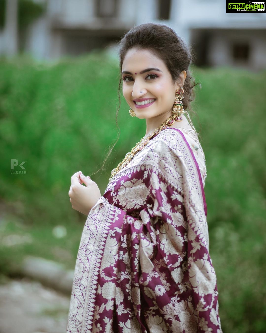 Vaishnavi Gowda Instagram - It’s a good day to be happy 💫 #vaishnavi #instagram #sareelove Makeup- @druthinarayan_artistry Photography - @pkstudiophotography Designer- @samyakksarees Jewels- @velvetboxby Namma Bengaluru- ನಮ್ಮ ಬೆಂಗಳೂರು
