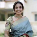 Vaishnavi Gowda Instagram – Reigning my love for timeless classic 🤍

Shot by – @pkstudiophotography 
Outfit- @shimmer_designer_studio 
Jwellery- @rentmyjewels