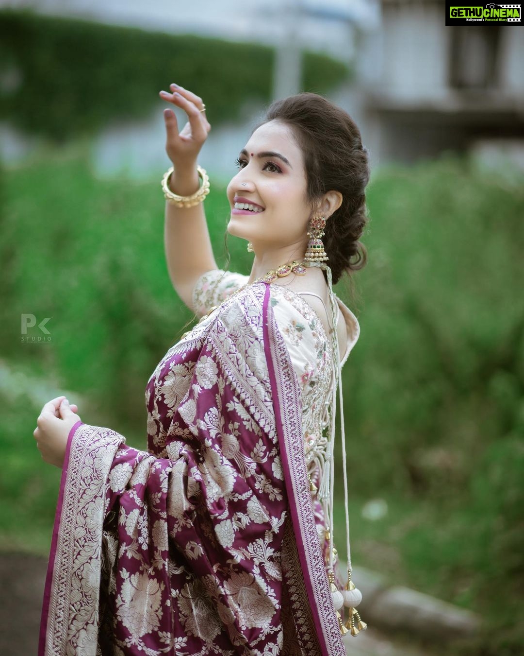 Vaishnavi Gowda Instagram - It’s a good day to be happy 💫 #vaishnavi #instagram #sareelove Makeup- @druthinarayan_artistry Photography - @pkstudiophotography Designer- @samyakksarees Jewels- @velvetboxby Namma Bengaluru- ನಮ್ಮ ಬೆಂಗಳೂರು