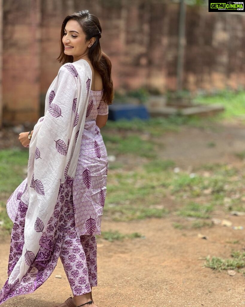 Vaishnavi Gowda Instagram - Reflecting back on life just gives me a lotta peace and gratitude to all the teachers made me who I am ! 🙏🏻 Happy teacher’s Day ✨🙏🏻😇 Outfit- @kavi_siniboutique
