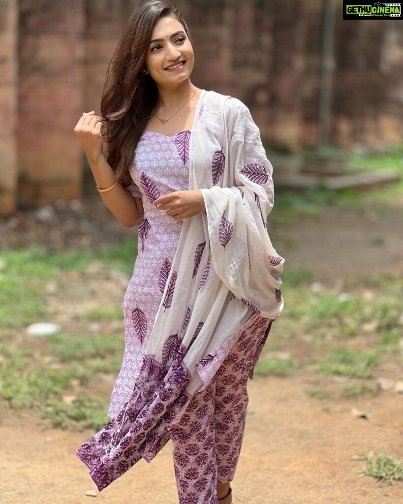 Vaishnavi Gowda Instagram - Reflecting back on life just gives me a lotta peace and gratitude to all the teachers made me who I am ! 🙏🏻 Happy teacher’s Day ✨🙏🏻😇 Outfit- @kavi_siniboutique