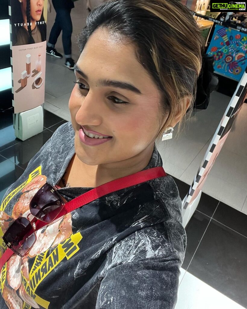 Vanitha Vijayakumar Instagram - Trying on new make up products at a mall for me is like being in lalaland❤️