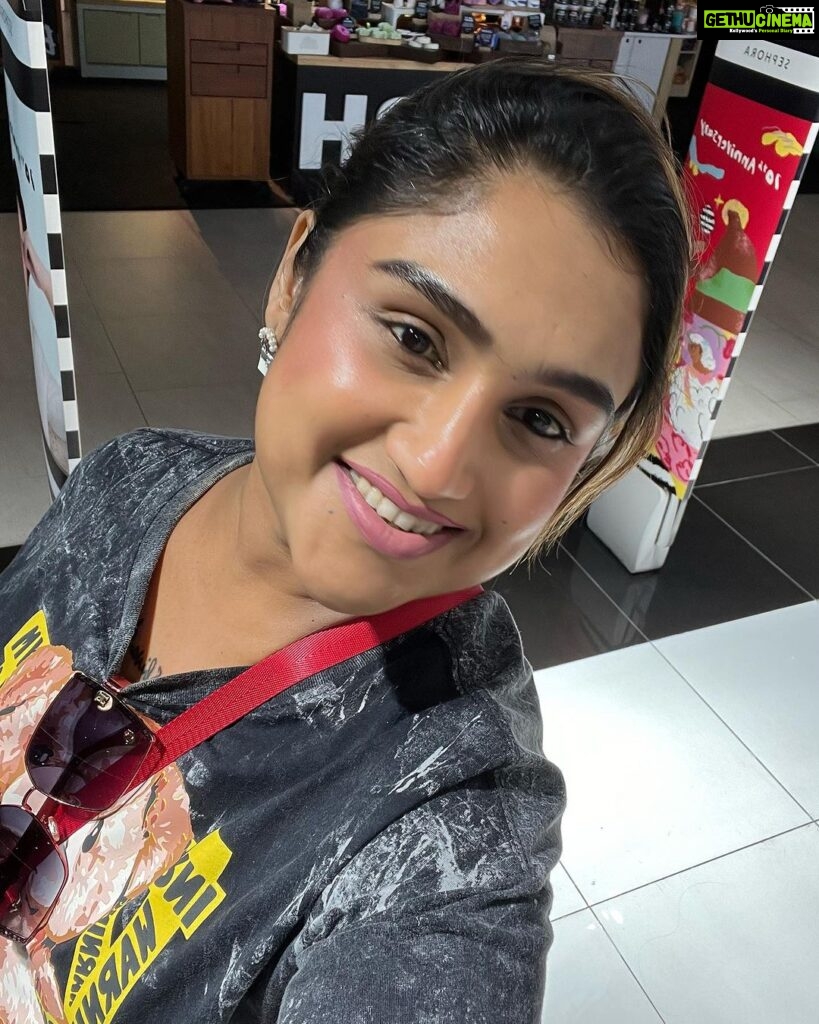 Vanitha Vijayakumar Instagram - Trying on new make up products at a mall for me is like being in lalaland❤️