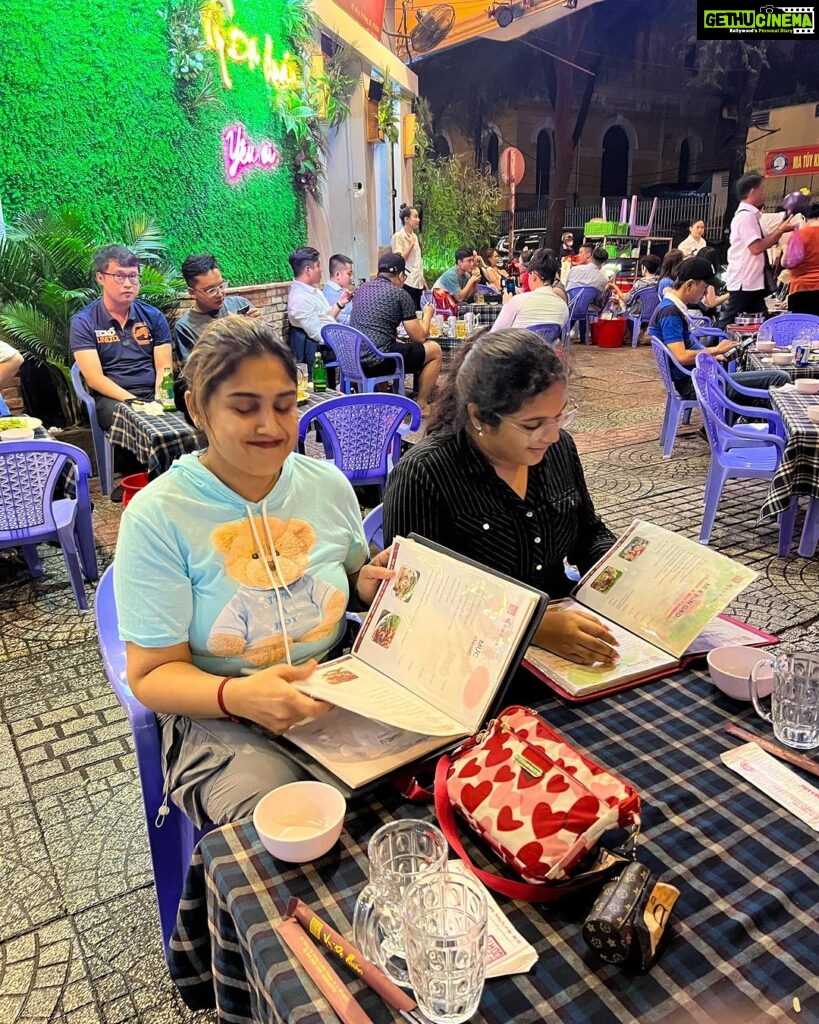 Vanitha Vijayakumar Instagram - #Streetfood #streetdining fun night @jaynitha_rajann