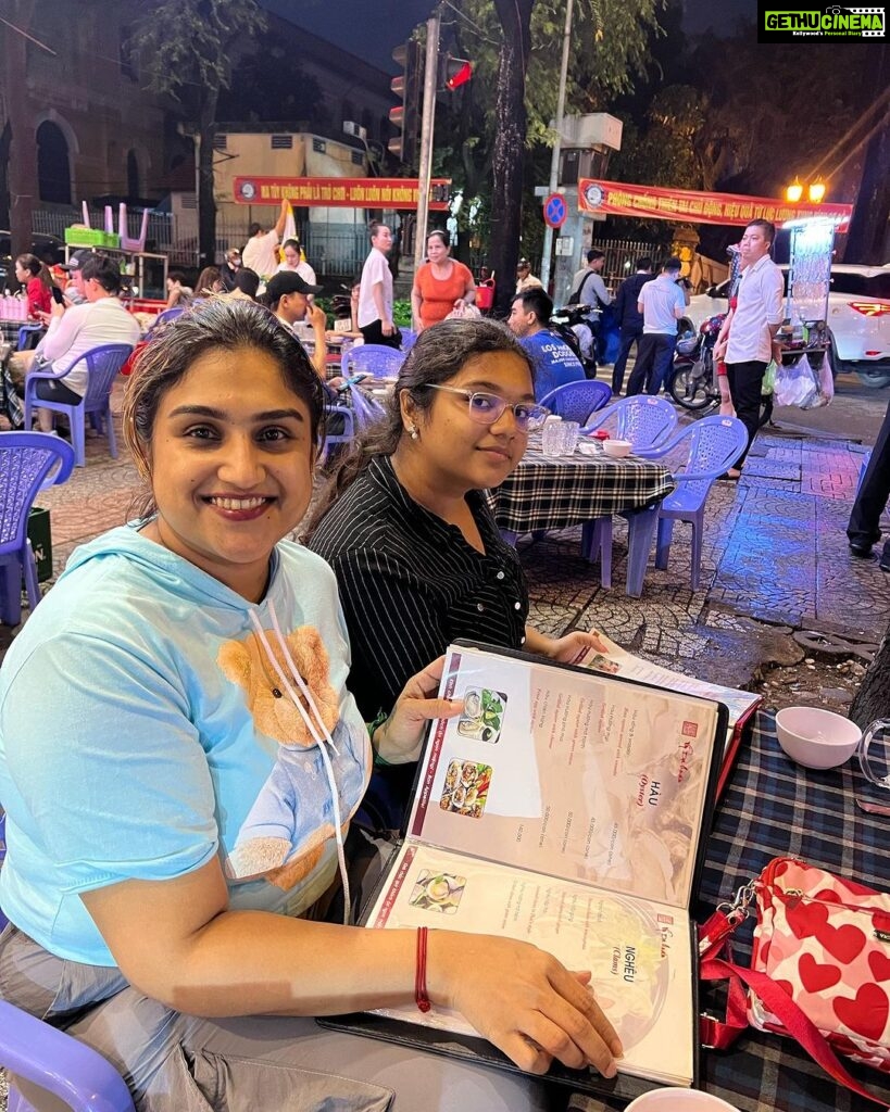 Vanitha Vijayakumar Instagram - #Streetfood #streetdining fun night @jaynitha_rajann