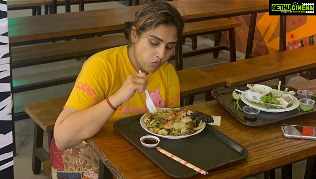Vanitha Vijayakumar Instagram - #vietnam #streetfood #vacation #travelphotography life is to love eat and travel… work hard achieve earn your own money and take care of your loved ones.. dream big universe will provide if u truly sincerely try @jaynitha_rajann #jovika