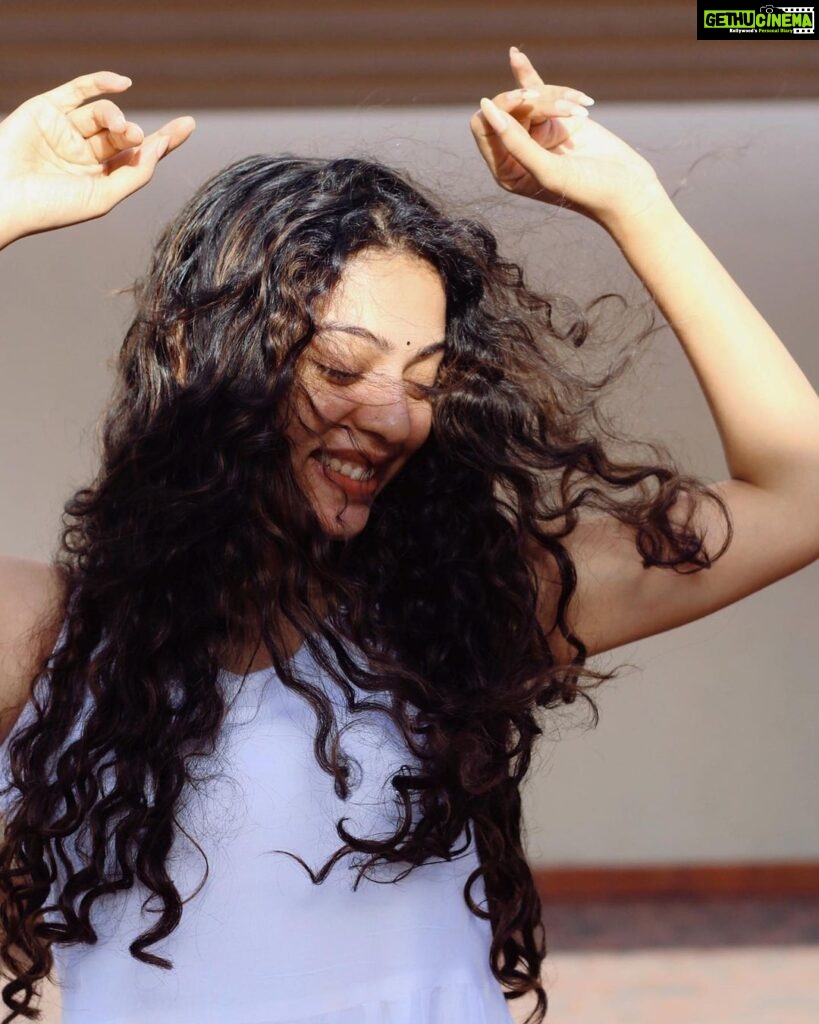 Varsha Bollamma Instagram - Acting like a Hungama music model 🙏🏻