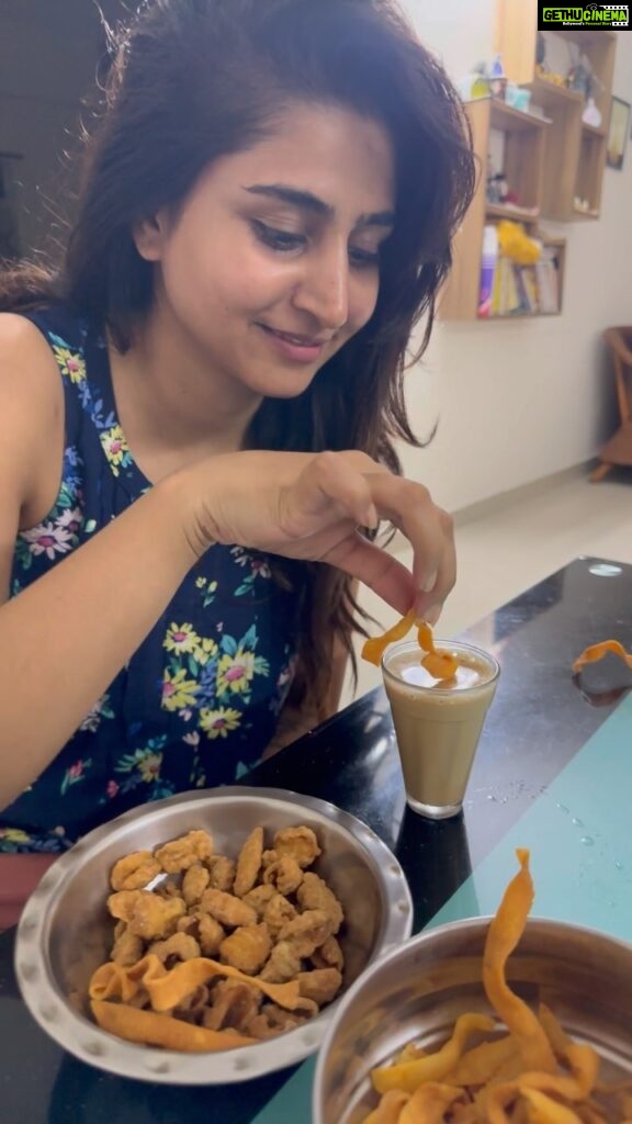 Varshini Sounderajan Instagram - Did you ever try this combination??? #murukulu+ chai= deadly combination