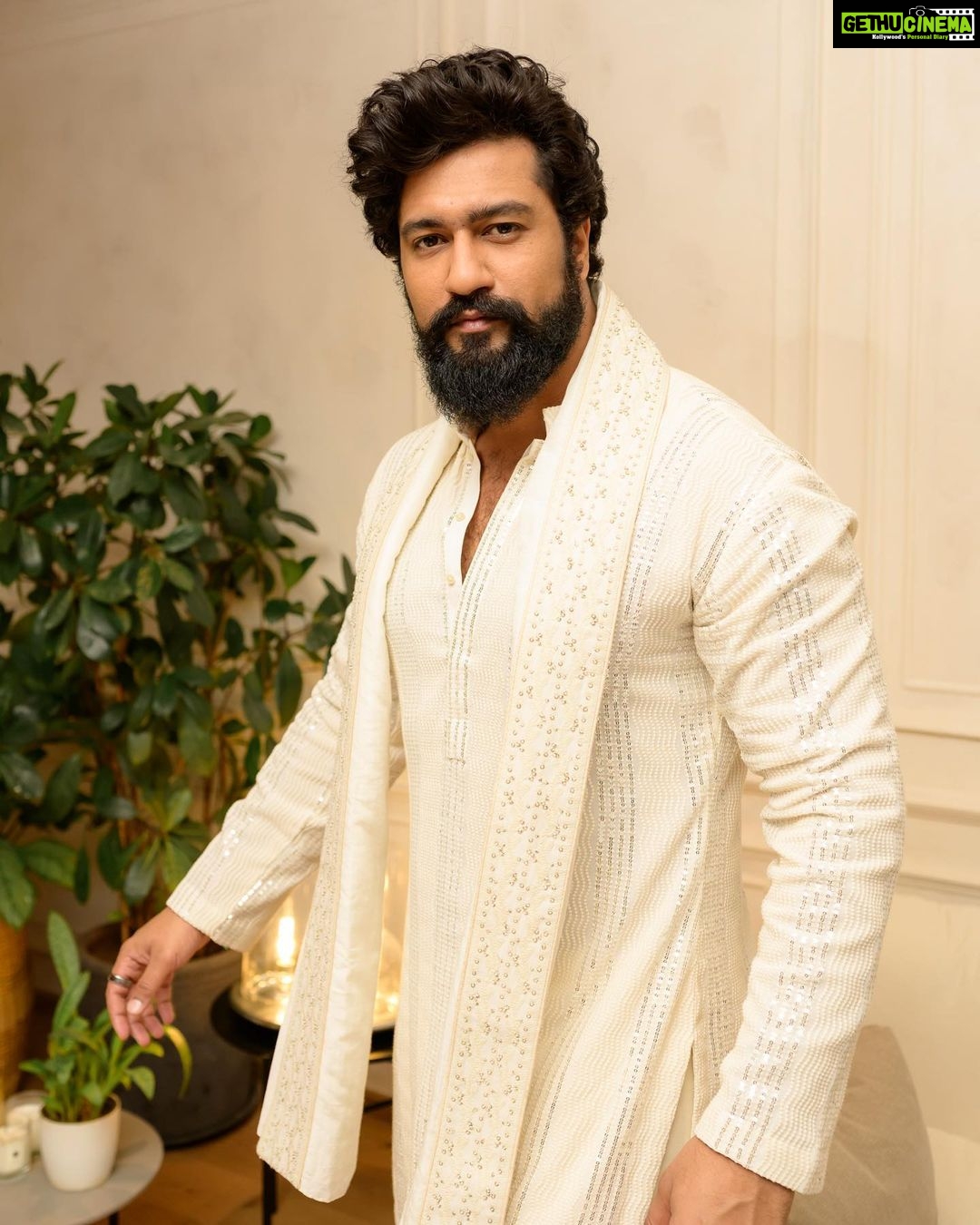 Vicky Kaushal - 2.2 Million Likes - Ganapati Bappa Morya! šš½