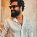 Vicky Kaushal Instagram – Picture taken in 2 minutes… caption pichle 2 ghante se soch raha hu. 🥳