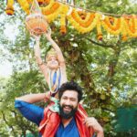 Vicky Kaushal Instagram – Bhajan Kumar aur humaare pyaare nanhe Kanhaiyaas ki taraf se aap sabko… Happy Janmashtami! 🪈🦚❤️☀️🙏🏽
