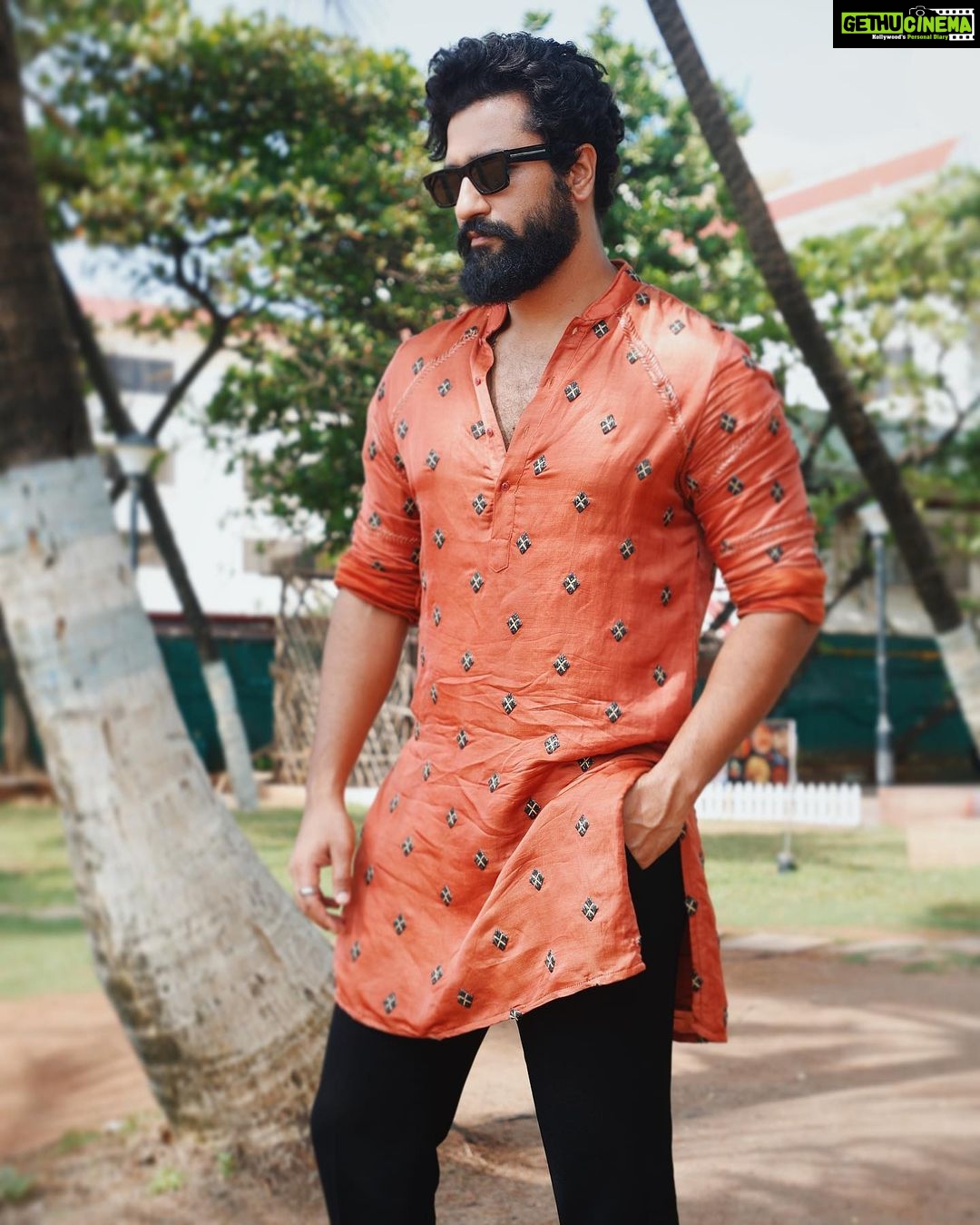 Vicky Kaushal Instagram - “Bohot hi bekaar cheez hai yeh phone… phenk dijiye!” 😁🙏🏽🎶 . #TheGreatIndianFamily in cinemas 22nd Sept! #yrf50