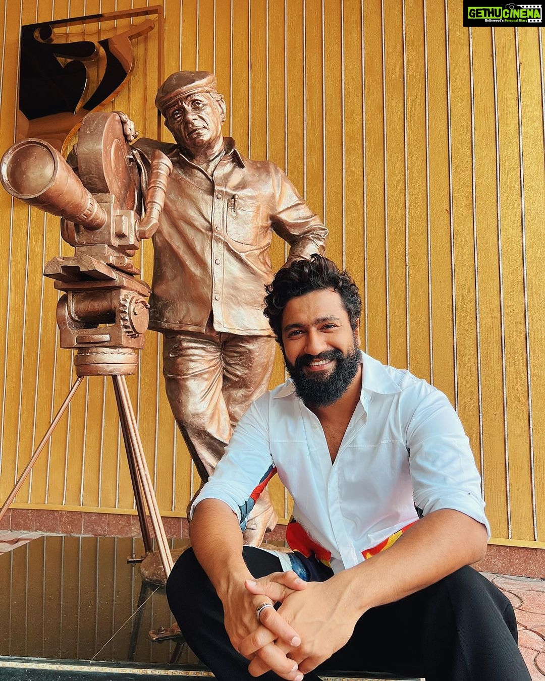 Vicky Kaushal Instagram - मिलते हैं कल! #yrf50 #TGIF ❤️🙏🏽🎶