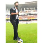 Vicky Kaushal Instagram - What a great experience to watch the iconic derby match- East Bengal FC vs Mohun Bagan SG at the 132nd Durand Cup in Kolkata! It’s the oldest tournament in Asia and 3rd oldest in the world conducted by the Indian Army. FM Sam Manekshaw himself has graced the event in the past for multiple years to hand over the trophies to the winning teams. Honoured to have associated which such a great legacy! @thedurandcup @indianarmy.adgpi Salt Lake Stadium