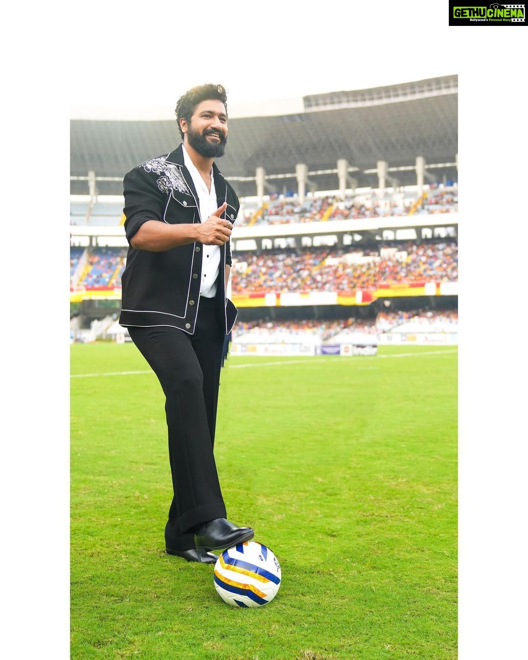 Vicky Kaushal Instagram - What a great experience to watch the iconic derby match- East Bengal FC vs Mohun Bagan SG at the 132nd Durand Cup in Kolkata! It’s the oldest tournament in Asia and 3rd oldest in the world conducted by the Indian Army. FM Sam Manekshaw himself has graced the event in the past for multiple years to hand over the trophies to the winning teams. Honoured to have associated which such a great legacy! @thedurandcup @indianarmy.adgpi Salt Lake Stadium