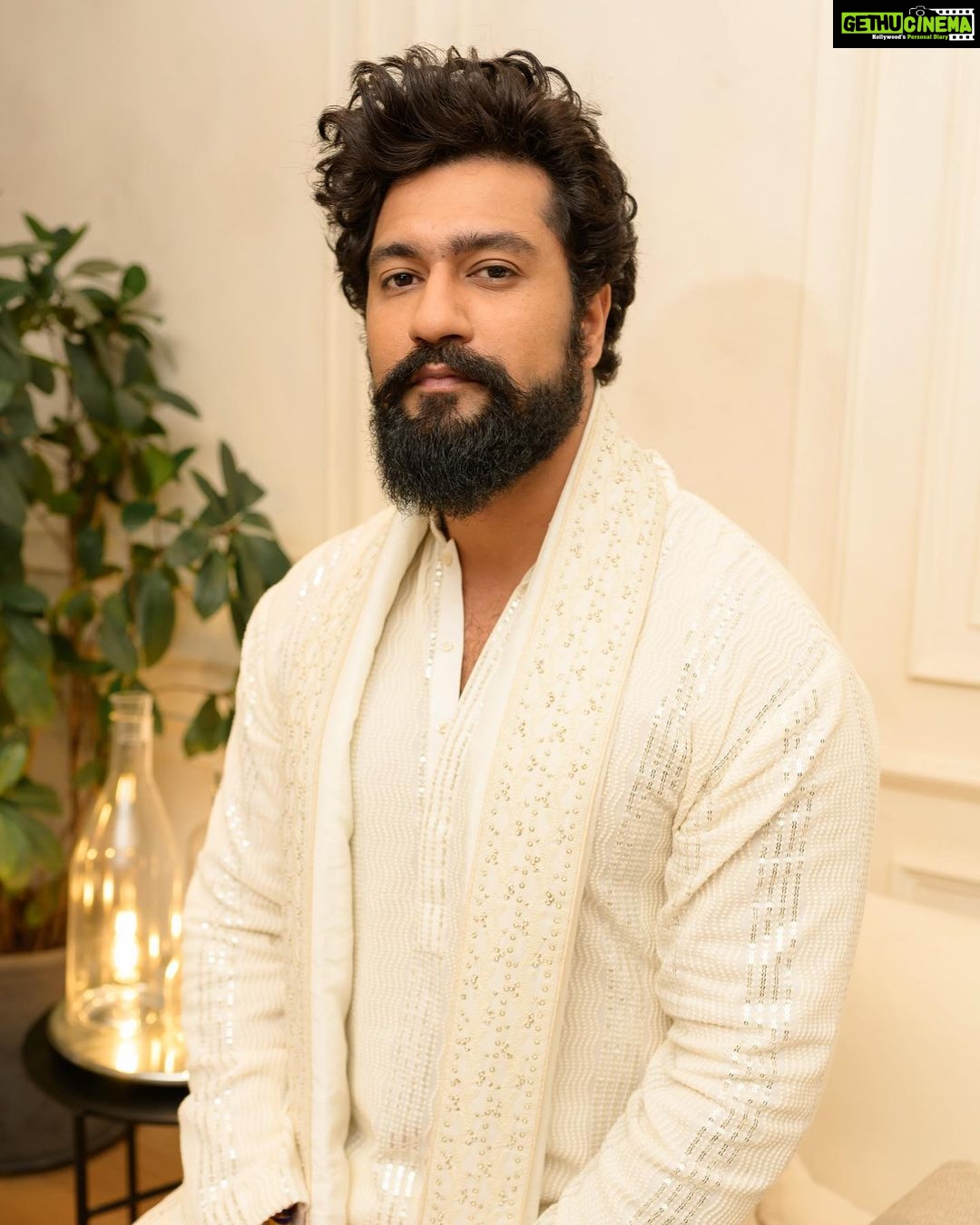 Vicky Kaushal - 2.2 Million Likes - Ganapati Bappa Morya! šš½