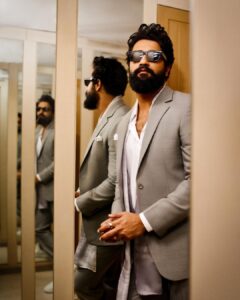 Vicky Kaushal Instagram - “Cameraman jaldi focus karo!”