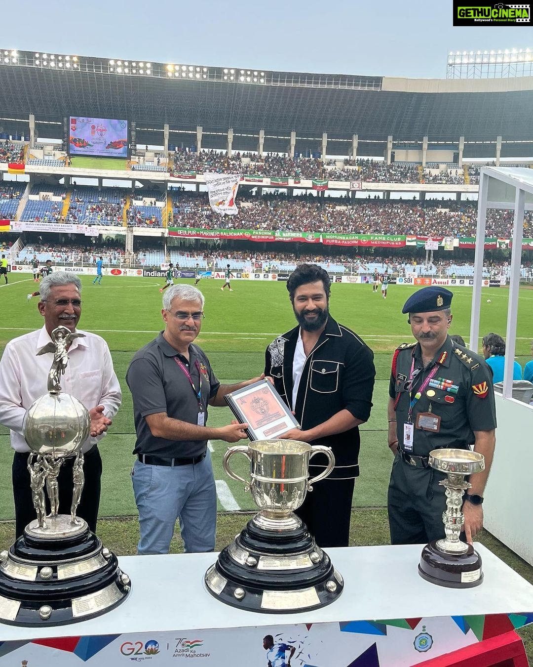 Vicky Kaushal Instagram - What a great experience to watch the iconic derby match- East Bengal FC vs Mohun Bagan SG at the 132nd Durand Cup in Kolkata! It’s the oldest tournament in Asia and 3rd oldest in the world conducted by the Indian Army. FM Sam Manekshaw himself has graced the event in the past for multiple years to hand over the trophies to the winning teams. Honoured to have associated which such a great legacy! @thedurandcup @indianarmy.adgpi Salt Lake Stadium