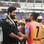 Vicky Kaushal Instagram - What a great experience to watch the iconic derby match- East Bengal FC vs Mohun Bagan SG at the 132nd Durand Cup in Kolkata! It’s the oldest tournament in Asia and 3rd oldest in the world conducted by the Indian Army. FM Sam Manekshaw himself has graced the event in the past for multiple years to hand over the trophies to the winning teams. Honoured to have associated which such a great legacy! @thedurandcup @indianarmy.adgpi Salt Lake Stadium
