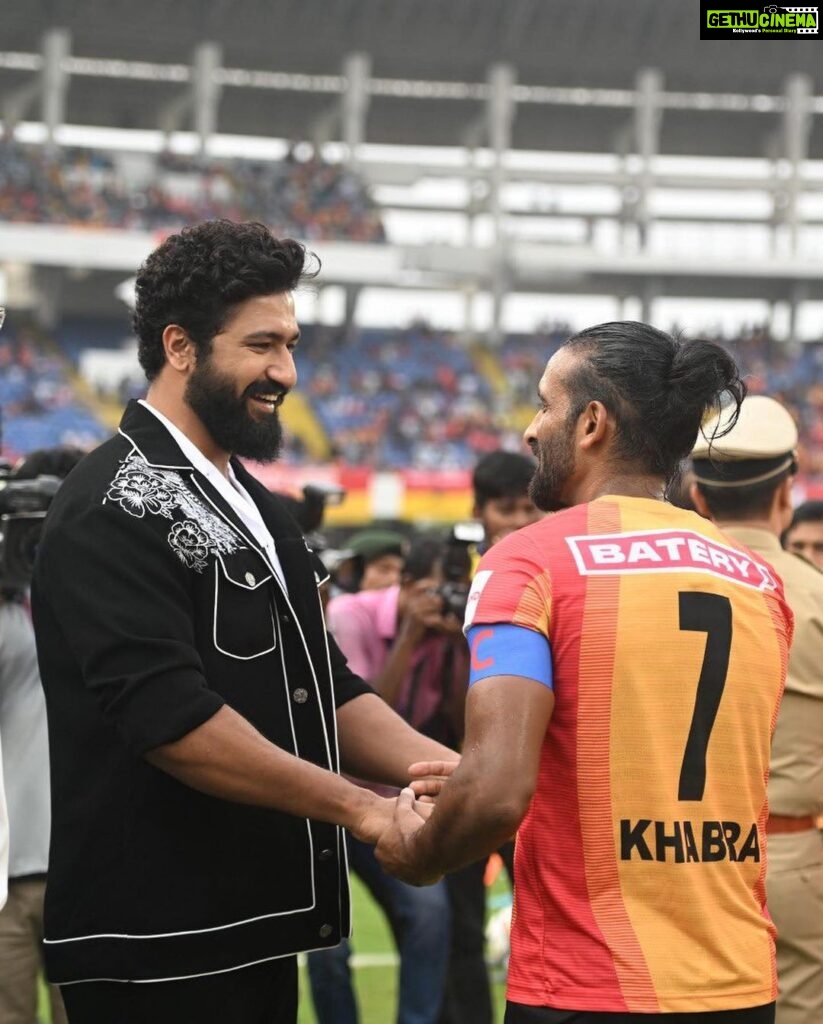 Vicky Kaushal Instagram - What a great experience to watch the iconic derby match- East Bengal FC vs Mohun Bagan SG at the 132nd Durand Cup in Kolkata! It’s the oldest tournament in Asia and 3rd oldest in the world conducted by the Indian Army. FM Sam Manekshaw himself has graced the event in the past for multiple years to hand over the trophies to the winning teams. Honoured to have associated which such a great legacy! @thedurandcup @indianarmy.adgpi Salt Lake Stadium