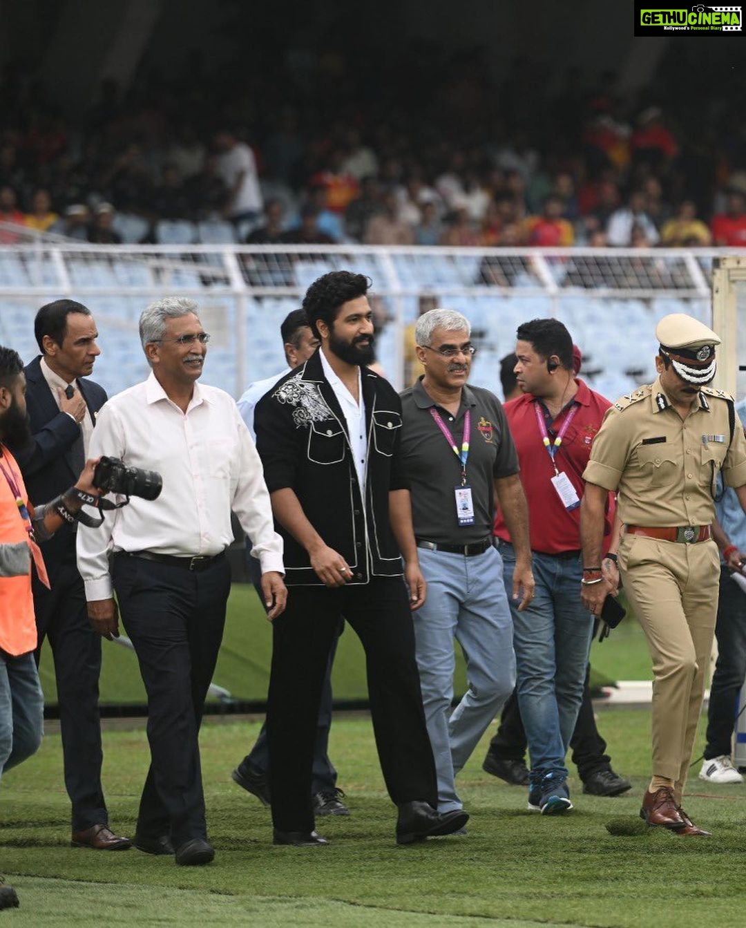 Vicky Kaushal Instagram - What a great experience to watch the iconic derby match- East Bengal FC vs Mohun Bagan SG at the 132nd Durand Cup in Kolkata! It’s the oldest tournament in Asia and 3rd oldest in the world conducted by the Indian Army. FM Sam Manekshaw himself has graced the event in the past for multiple years to hand over the trophies to the winning teams. Honoured to have associated which such a great legacy! @thedurandcup @indianarmy.adgpi Salt Lake Stadium