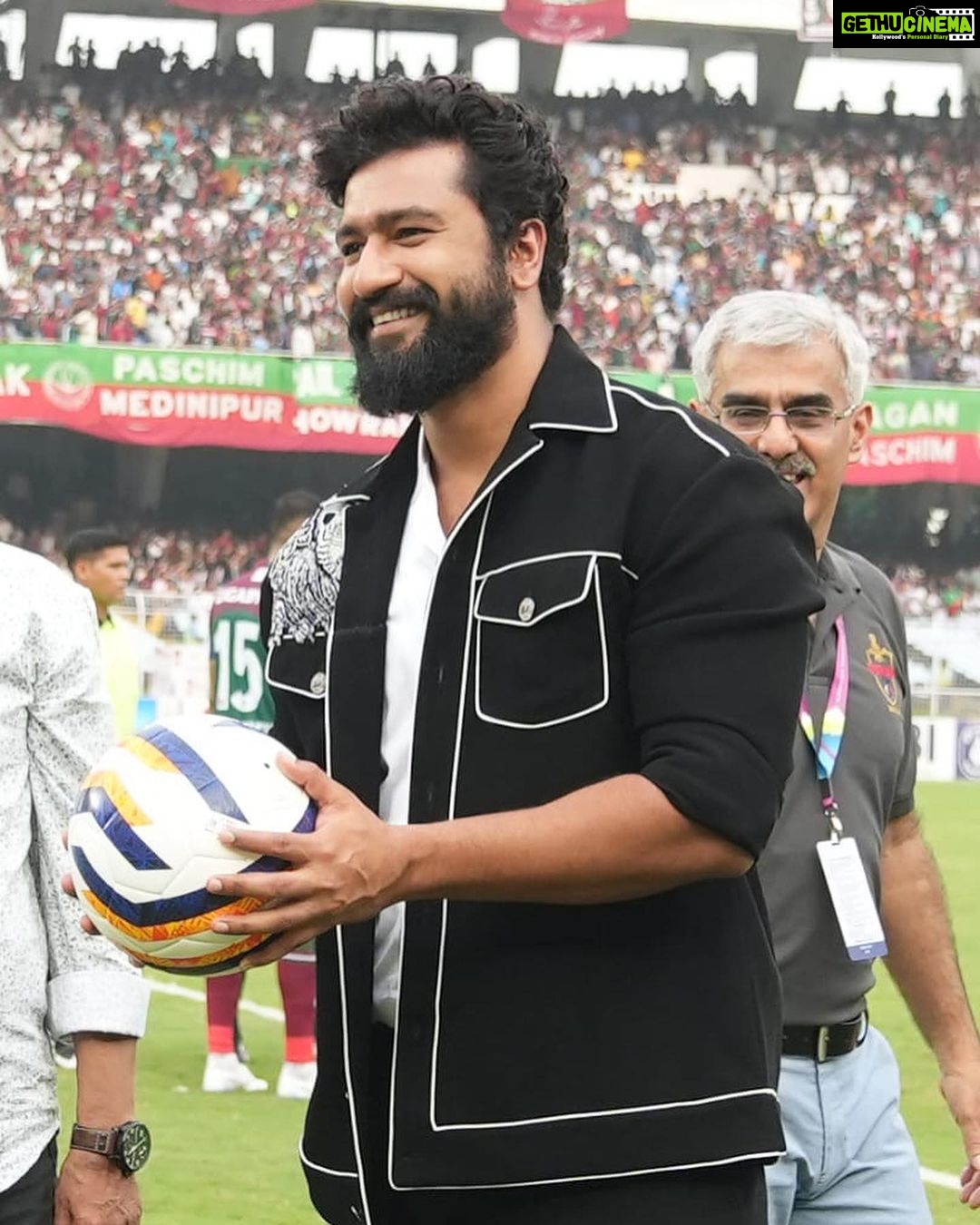 Vicky Kaushal Instagram - What a great experience to watch the iconic derby match- East Bengal FC vs Mohun Bagan SG at the 132nd Durand Cup in Kolkata! It’s the oldest tournament in Asia and 3rd oldest in the world conducted by the Indian Army. FM Sam Manekshaw himself has graced the event in the past for multiple years to hand over the trophies to the winning teams. Honoured to have associated which such a great legacy! @thedurandcup @indianarmy.adgpi Salt Lake Stadium
