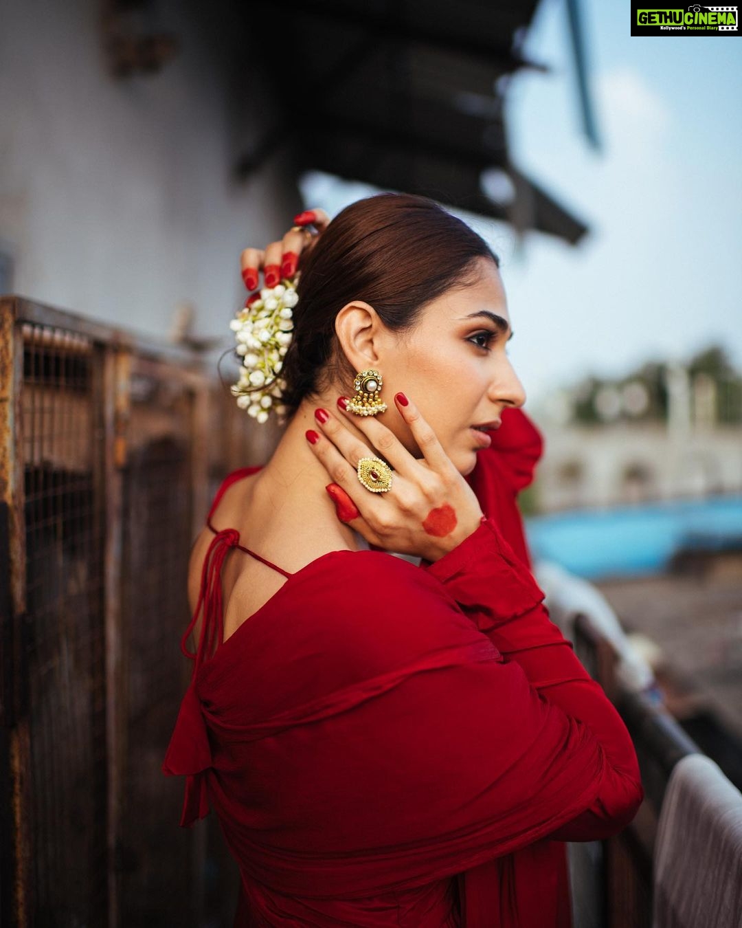 Vidhi Pandya Instagram - Kabhi kisi ko muqammal jahaan nahi milta, kahi zameen, kahi aasmaan nahi milta. - Nida Fazli 🥀 Photographed by - @bharat_rawail Makeup by - @makeupbynidhhikaushal Hair by - @_hair.me.out._ #beuniquelyyou #love