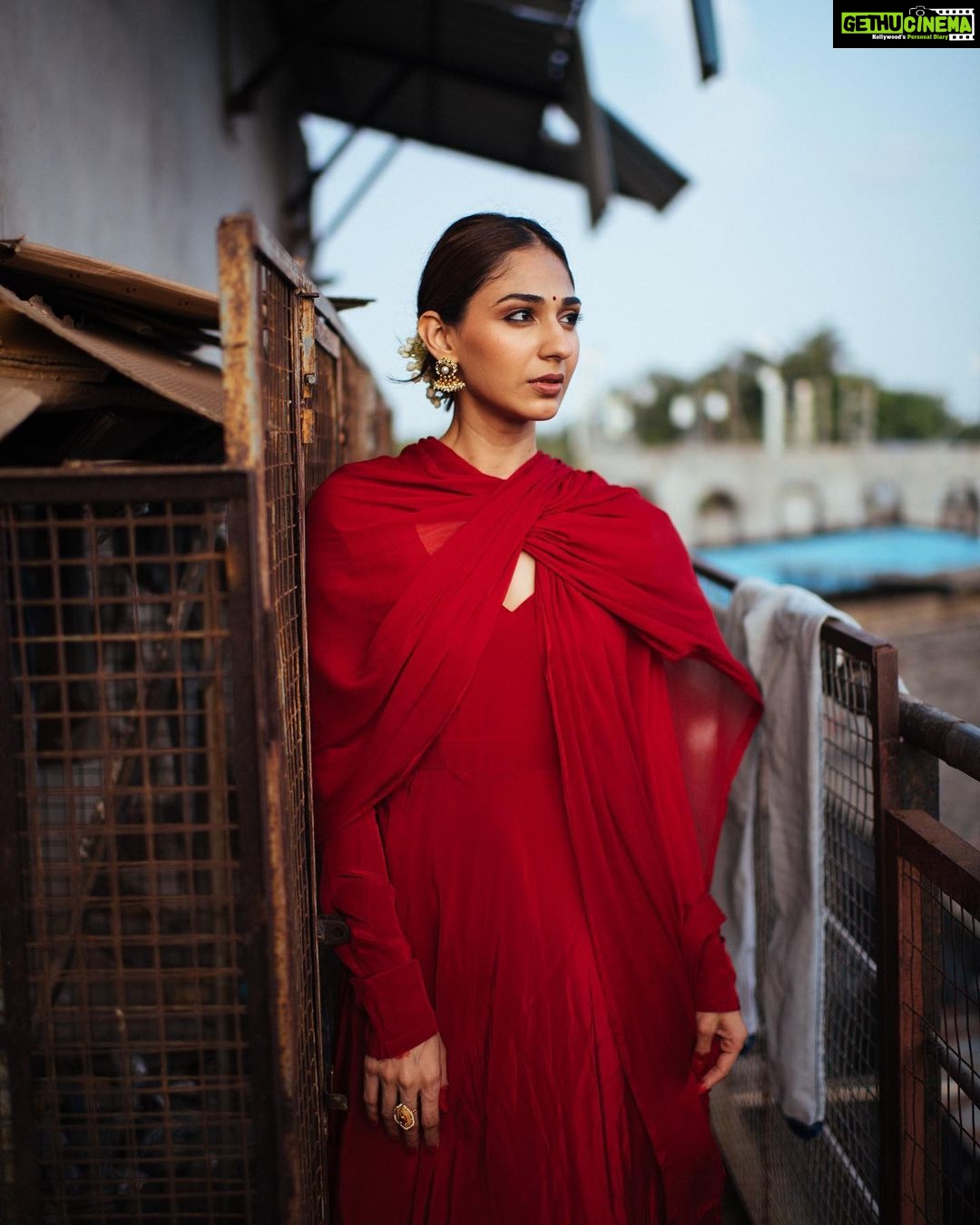 Vidhi Pandya Instagram - Kabhi kisi ko muqammal jahaan nahi milta, kahi zameen, kahi aasmaan nahi milta. - Nida Fazli 🥀 Photographed by - @bharat_rawail Makeup by - @makeupbynidhhikaushal Hair by - @_hair.me.out._ #beuniquelyyou #love