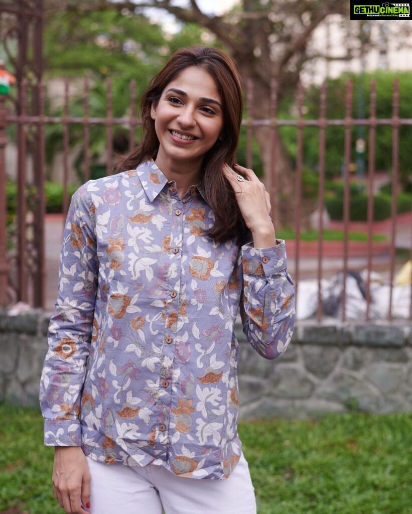 Vidhi Pandya Instagram - New shirt, new day, new you.👔 here’s the sneak peak to our new shirts collection. We cannot wait to see you in them.. 🥰 New collection is live now on our NANAKI website. ( link is mentioned in my bio) follow @nanaki_shop for every update. Happy shopping. 🫶🏻🌻🧿 #Nanakishirts #Nanakifashion #Nanakiprints #Shirtstyle #fresh #purecotton #newyou #womenshirts #classicelegance #shopwithus #beuniquelyyou #love