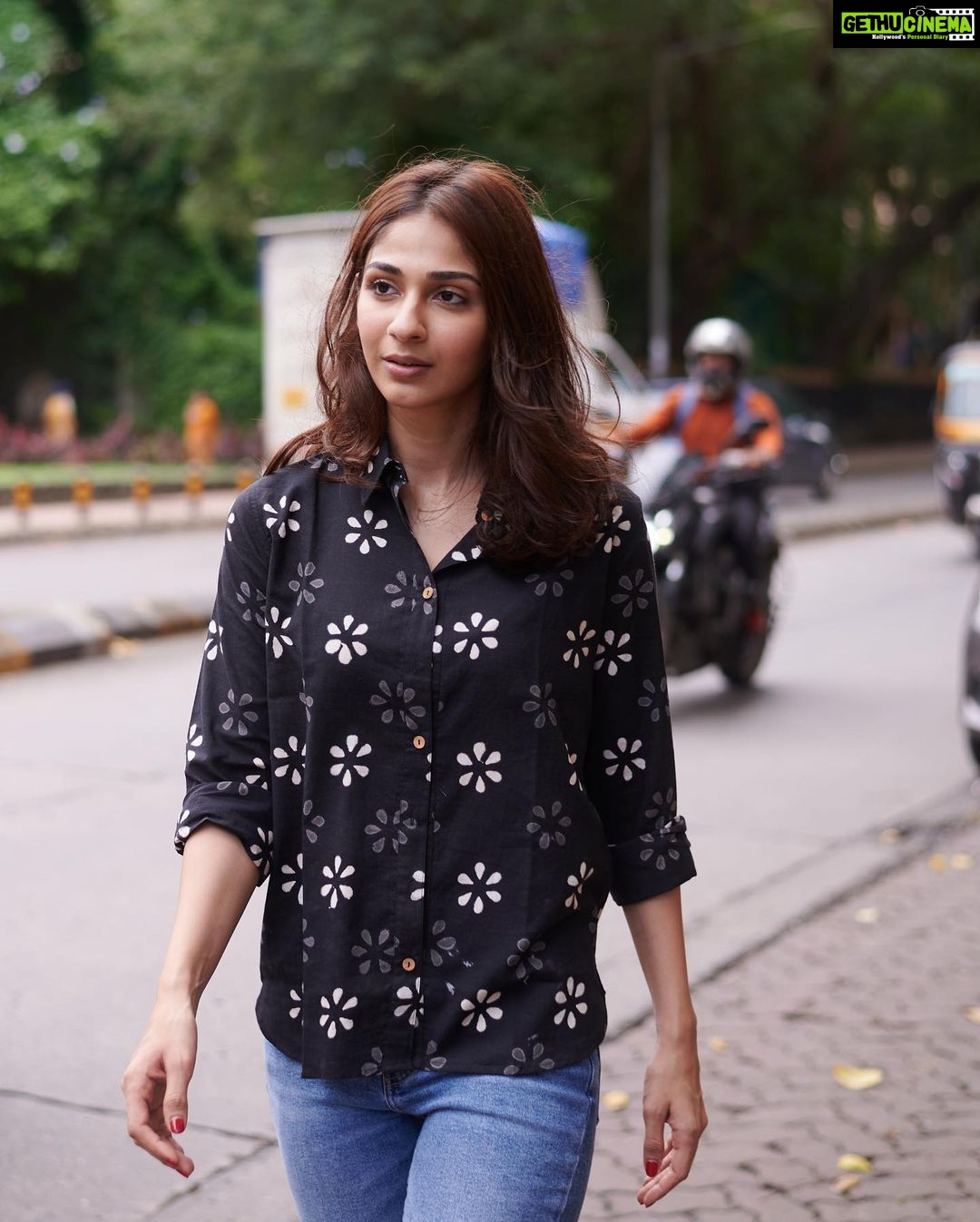 Vidhi Pandya Instagram - New shirt, new day, new you.👔 here’s the sneak peak to our new shirts collection. We cannot wait to see you in them.. 🥰 New collection is live now on our NANAKI website. ( link is mentioned in my bio) follow @nanaki_shop for every update. Happy shopping. 🫶🏻🌻🧿 #Nanakishirts #Nanakifashion #Nanakiprints #Shirtstyle #fresh #purecotton #newyou #womenshirts #classicelegance #shopwithus #beuniquelyyou #love