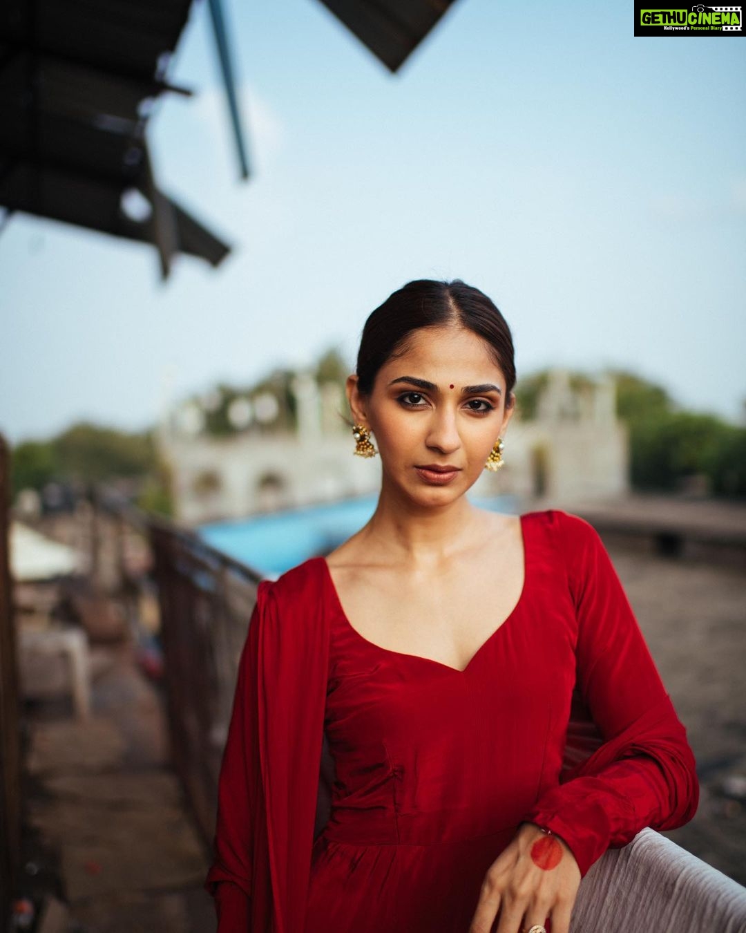 Vidhi Pandya Instagram - Kabhi kisi ko muqammal jahaan nahi milta, kahi zameen, kahi aasmaan nahi milta. - Nida Fazli 🥀 Photographed by - @bharat_rawail Makeup by - @makeupbynidhhikaushal Hair by - @_hair.me.out._ #beuniquelyyou #love