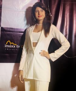 Vindhya Tiwari Instagram - Here we start filming 🎥  @imaxxtv @aashishsinha_director @sarojsharma @dishadesire 
#imaxxtvdigital #webseries #moraljustice #familyentertainment #stopscrollingstartwatchig #imaxxtv #ganpatibappamorya