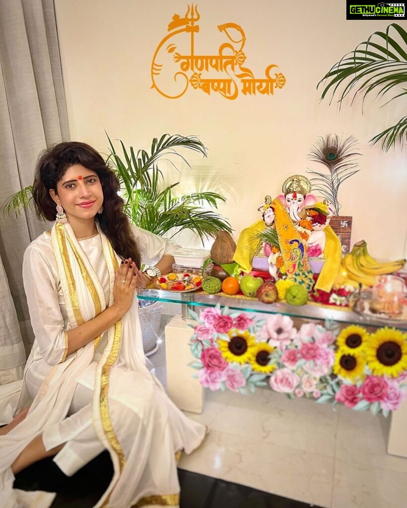 Vindhya Tiwari Instagram - वक्रतुण्ड महाकाय सूर्यकोटि समप्रभ - निर्विघ्नं कुरु मे देव सर्वकार्येषु सर्वदा !! ✨🙏🏻❤ #गणपतीबाप्पामोरया Mumbai - मुंबई