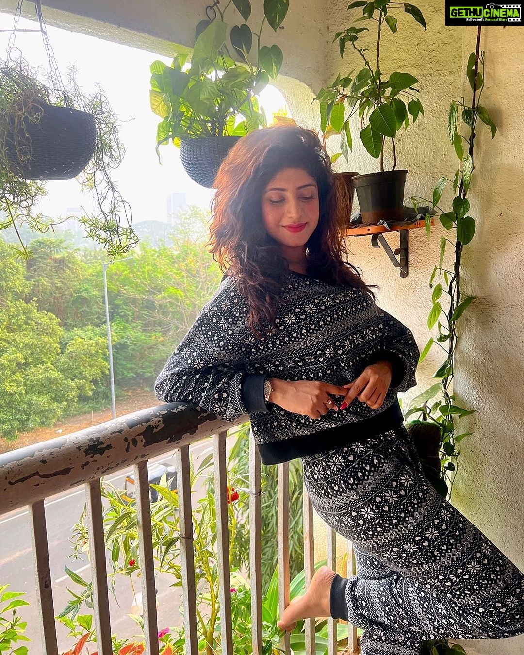 Vindhya Tiwari Instagram - Aawaz do humko hum kho gaye 🙈😂 always in my cute little world 🌎 #pyarapyara Hyderabad India