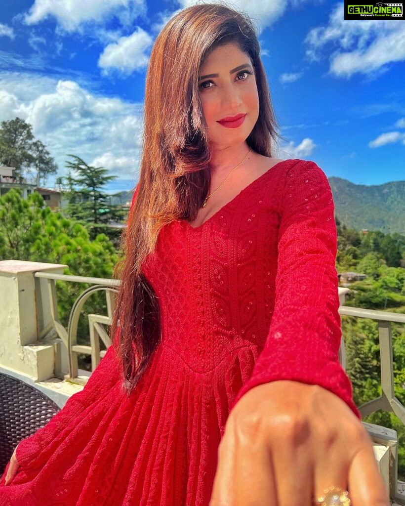 Vindhya Tiwari Instagram - Swipe ➡ to see why am I glowing??🙈❤✨ Ranikhet-The beauty of hills