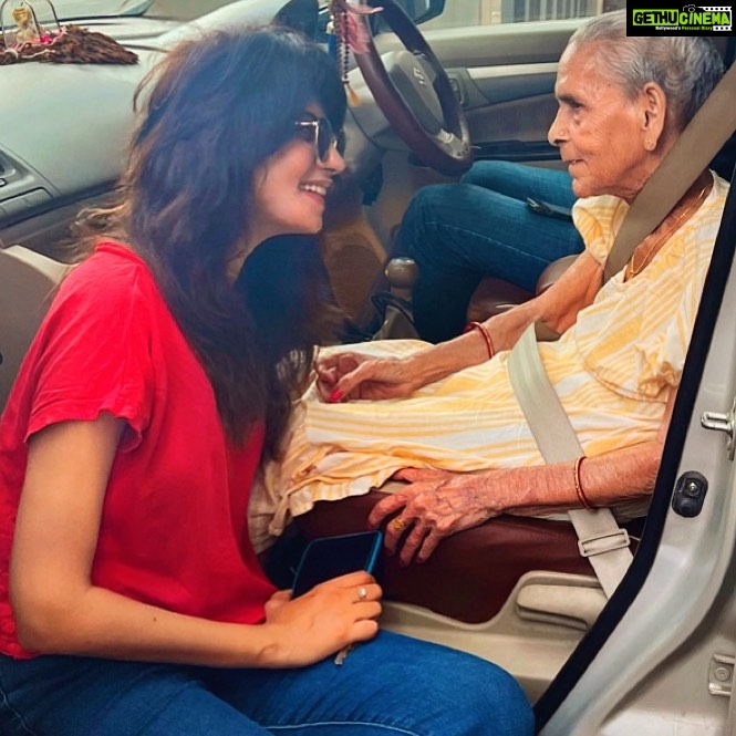 Vindhya Tiwari Instagram - बड़ो का सम्मान करती हूँ, उनसे भी सम्मान पाती हूँ, यह तो बड़े बुजुर्गों का आशीर्वाद है - जो मैं इतना खुश नजर आती हूँ -नानी जी ❤️ Mumbai, Maharashtra