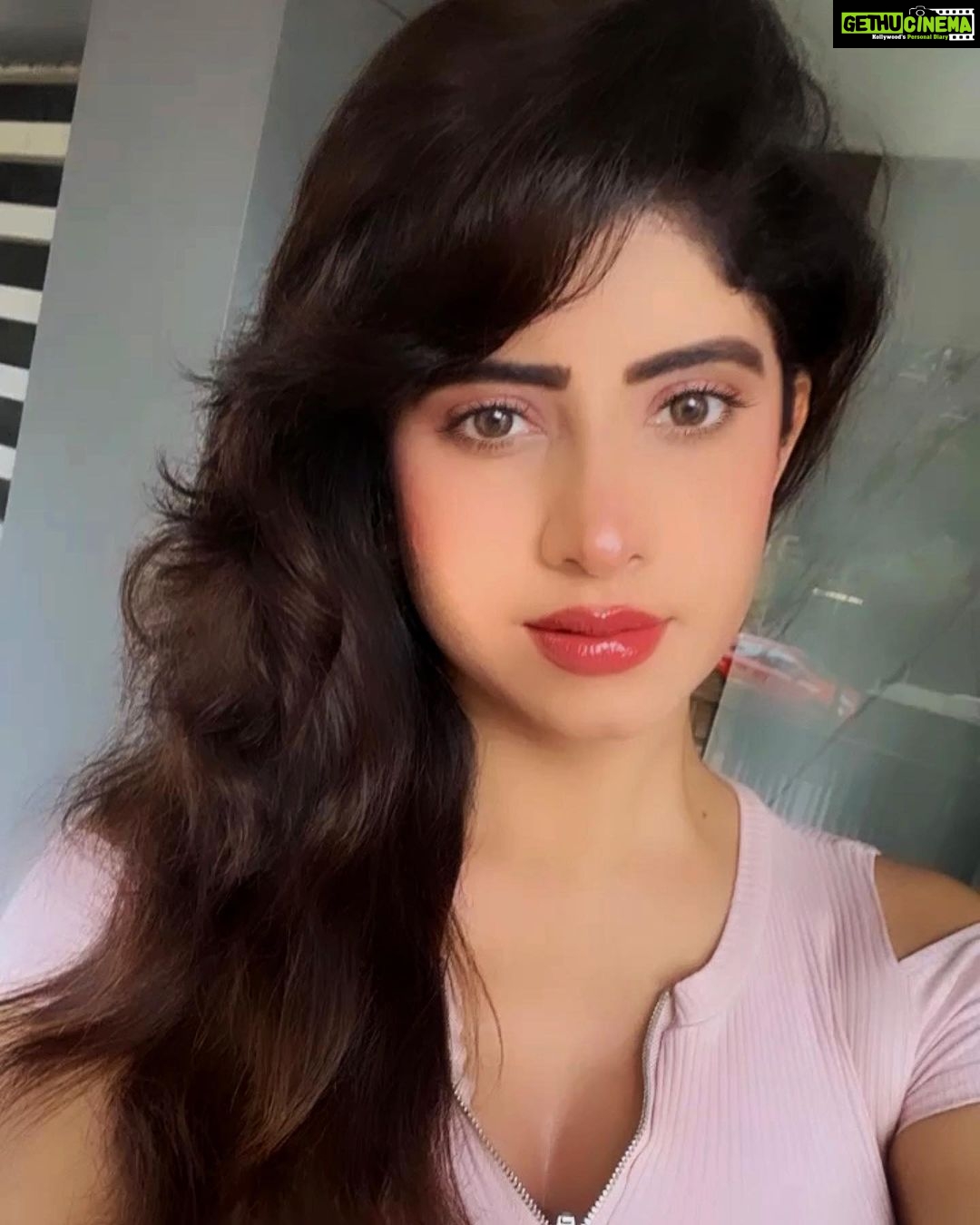 Vindhya Tiwari Instagram - Stars in my eyes ✨dreams in my he❤️rt #blurryselfie Mumbai - The City of Dreams