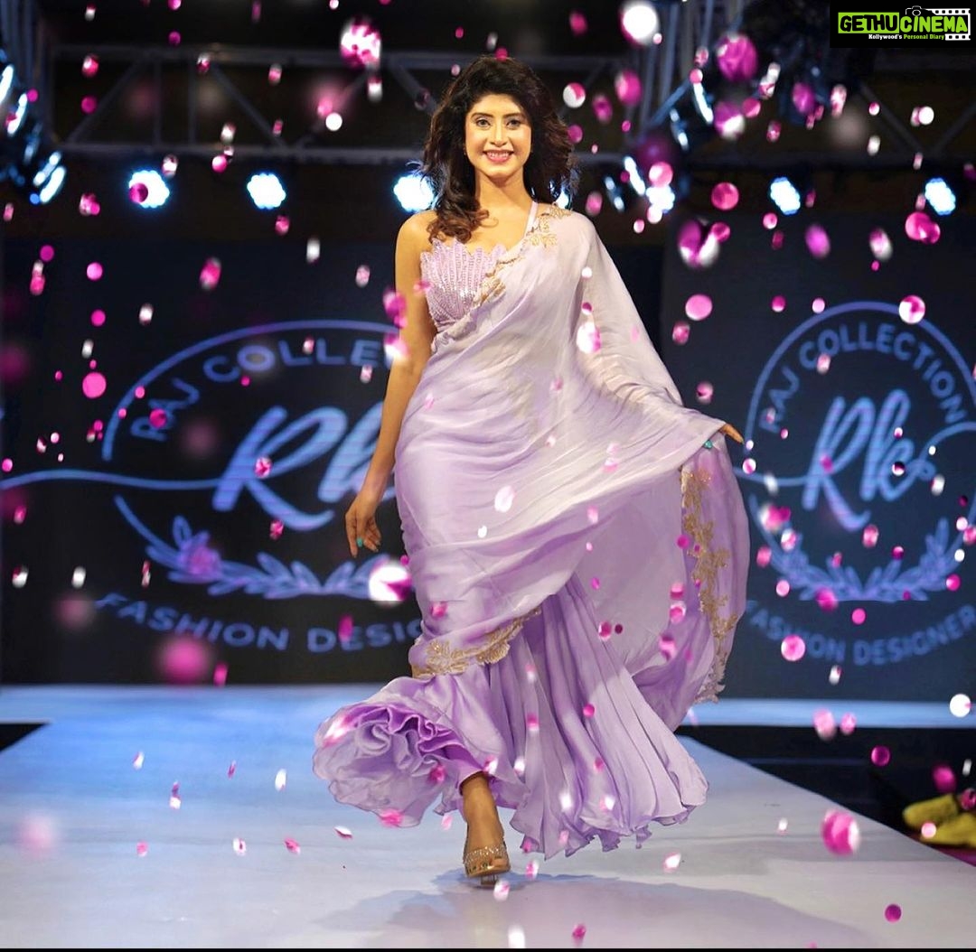 Vindhya Tiwari Instagram - A Rare shot of perfection 📸💕 Show stopper for @labelheenabafna @lordsoftrendz @shubh.malhotra love this click by @clicknretouch , pr handled by @shanawaz.khan.92351 Mumbai - मुंबई